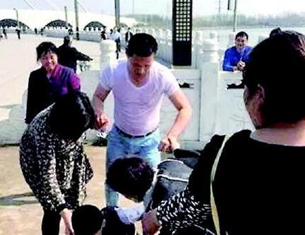 聊城一男童落湖溺水!消防员路遇急救后默默离开