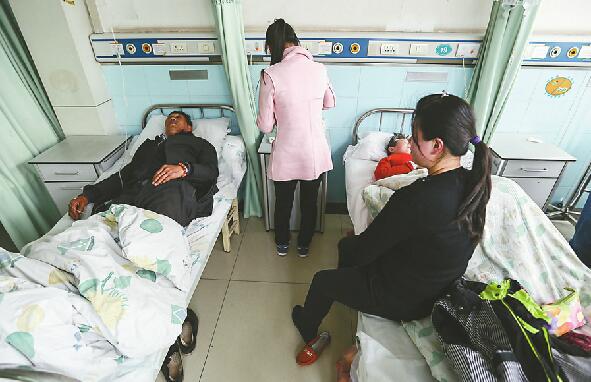 济南一120救护车被撞翻 5名医患均受伤被路人救出