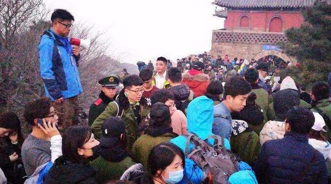 泰山游客“爆棚” 平均每分钟30人登山