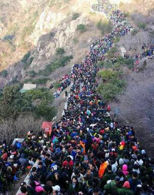 泰山游客“爆棚” 平均每分钟30人登山