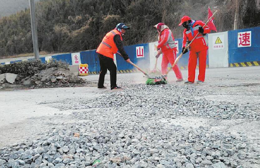 每天早上碎石铺满地面 济南二环东路怪坡石子撒落隐患大
