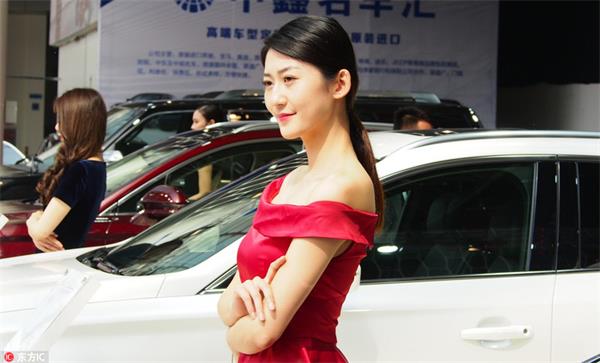 济南车展:美女车模靓丽动人成别样风景