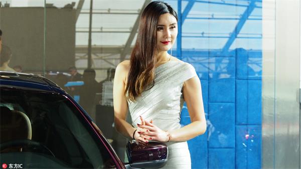 济南车展:美女车模靓丽动人成别样风景
