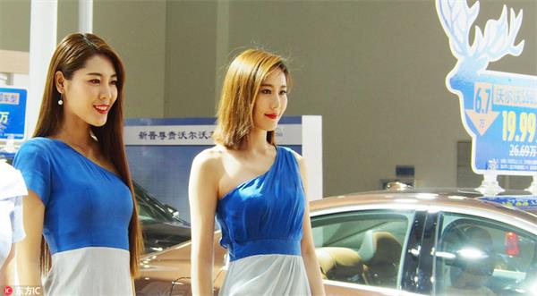 济南车展:美女车模靓丽动人成别样风景