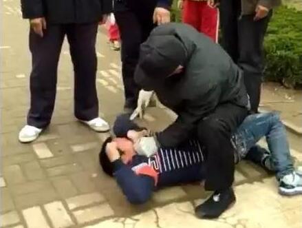 商河一老人摁倒一孩子：骑在身下 用手机狂砸孩子脸