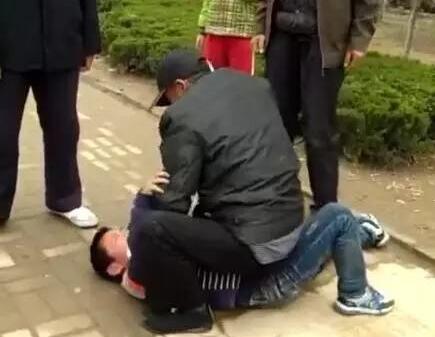 商河一老人摁倒一孩子：骑在身下 用手机狂砸孩子脸