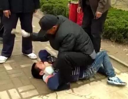 商河一老人摁倒一孩子：骑在身下 用手机狂砸孩子脸