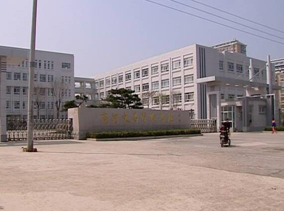 商河一老人摁倒一孩子：骑在身下 用手机狂砸孩子脸