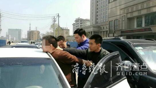 开车在济南商圈转 “伪基站”3天发10万条诈骗短信