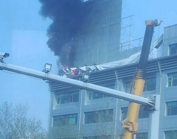 济南经十路华特广场楼顶广告牌着火 现场浓烟滚滚
