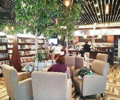 书店开进商场日子过得咋样 调查:吃饭拍照的多,真正买书的少