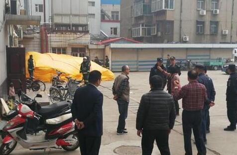 济南男子疑因讨要600万欠款不成欲跳楼 被消防员拽回