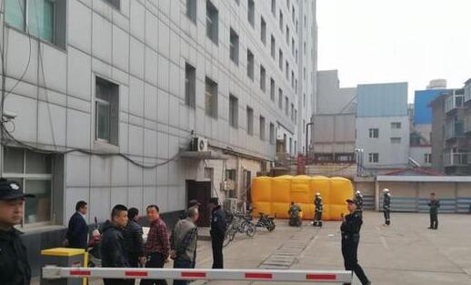 济南男子疑因讨要600万欠款不成欲跳楼 被消防员拽回