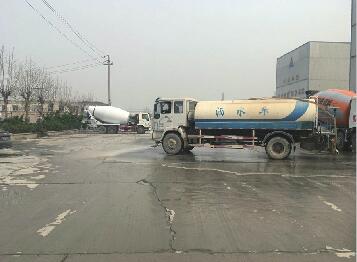 金域蓝山小区施工现场渣土覆盖不全 运输道路未硬化