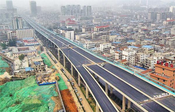 顺河高架南延一期工程高架桥最后一道沥青面层摊铺完成