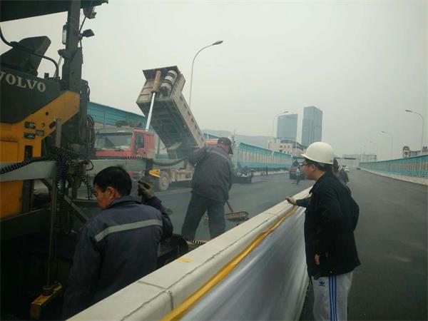 顺河高架南延一期工程高架桥最后一道沥青面层摊铺完成