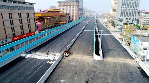 顺河高架南延一期工程高架桥最后一道沥青面层摊铺完成