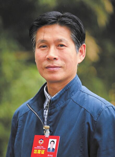 治霾与治堵直接关联——访市政协委员张怀成