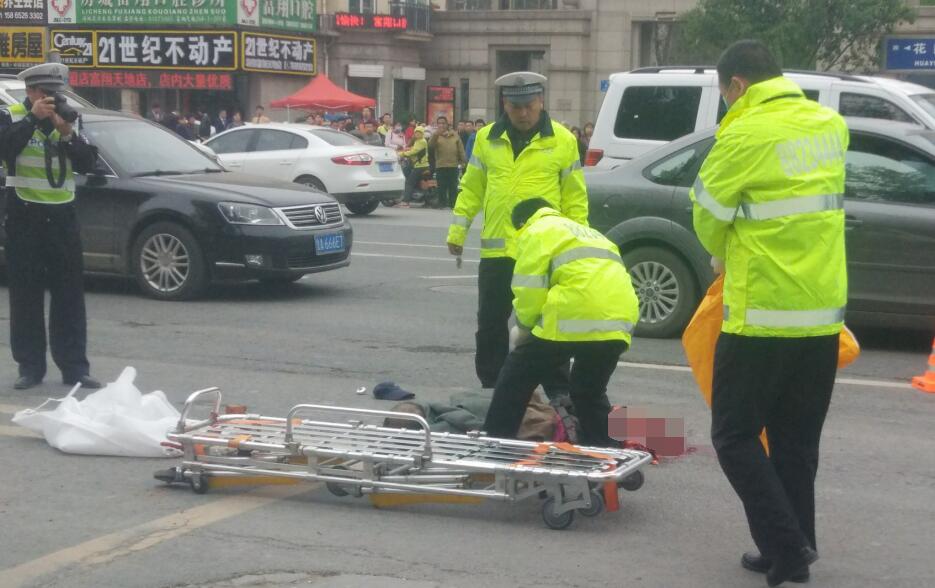 济南花园路发生惨烈车祸 一男子被卷搅拌车轮下死亡