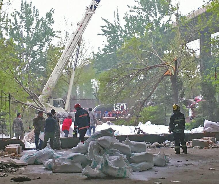 货车深夜从济北高架桥上翻下2人身亡 警方已介入调查