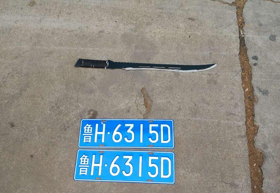 济南交警查获违法机动车 车里放着砍刀还把号牌G改成了8