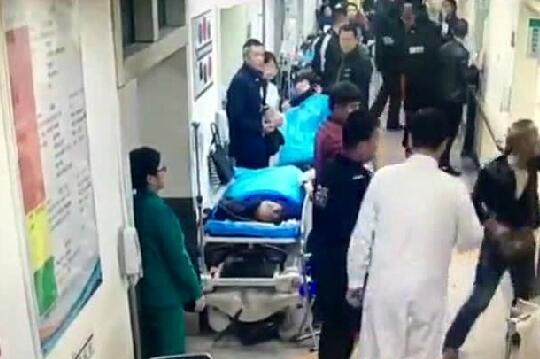 山东省立医院急诊科一男护士与患者家属掐架 视频网上流传