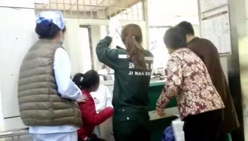 山东省立医院急诊科一男护士与患者家属掐架 视频网上流传