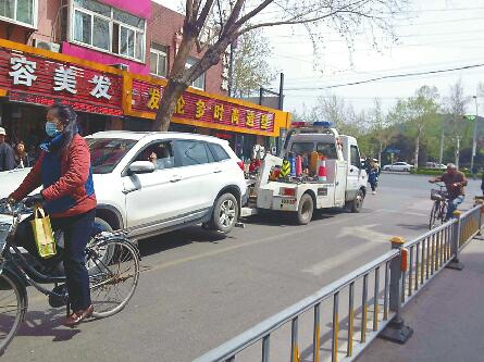 济南女子违停挡救护车并拒下车 交警无奈连车带人拖走