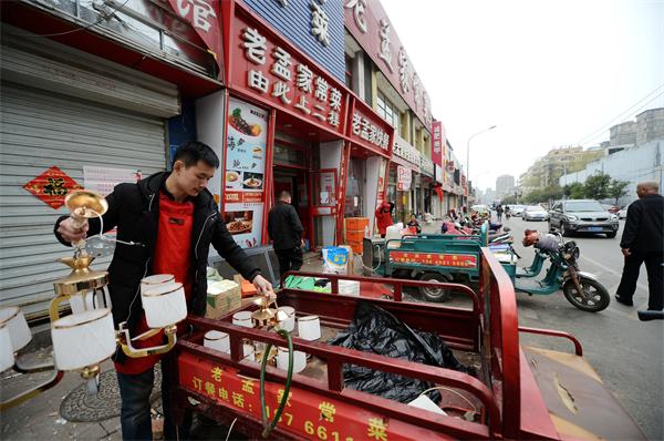 山师东路拆违“倒计时”70余业户搬迁 剩余商家纷纷“大甩卖”