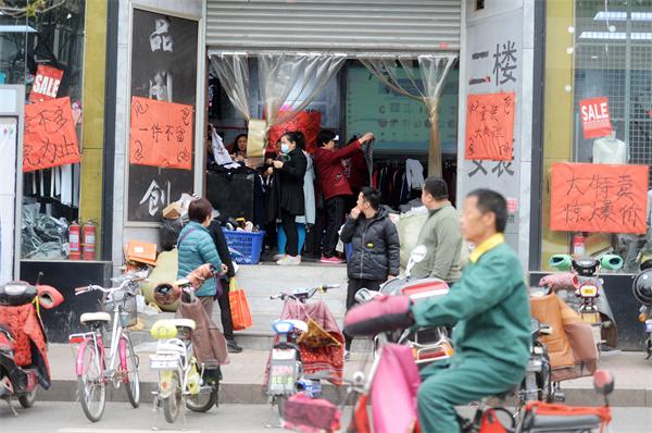 山师东路拆违“倒计时”70余业户搬迁 剩余商家纷纷“大甩卖”