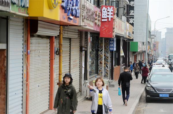 山师东路拆违“倒计时”70余业户搬迁 剩余商家纷纷“大甩卖”