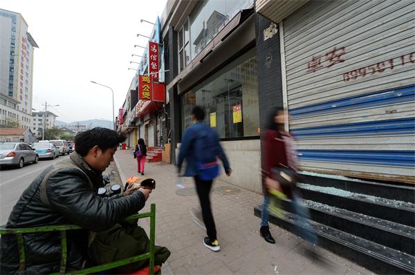 山师东路拆违“倒计时”70余业户搬迁 剩余商家纷纷“大甩卖”