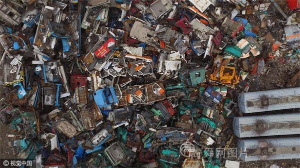 航拍山东东营“汽车坟场” 如同小孩玩积木