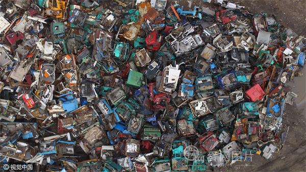 航拍山东东营“汽车坟场” 如同小孩玩积木