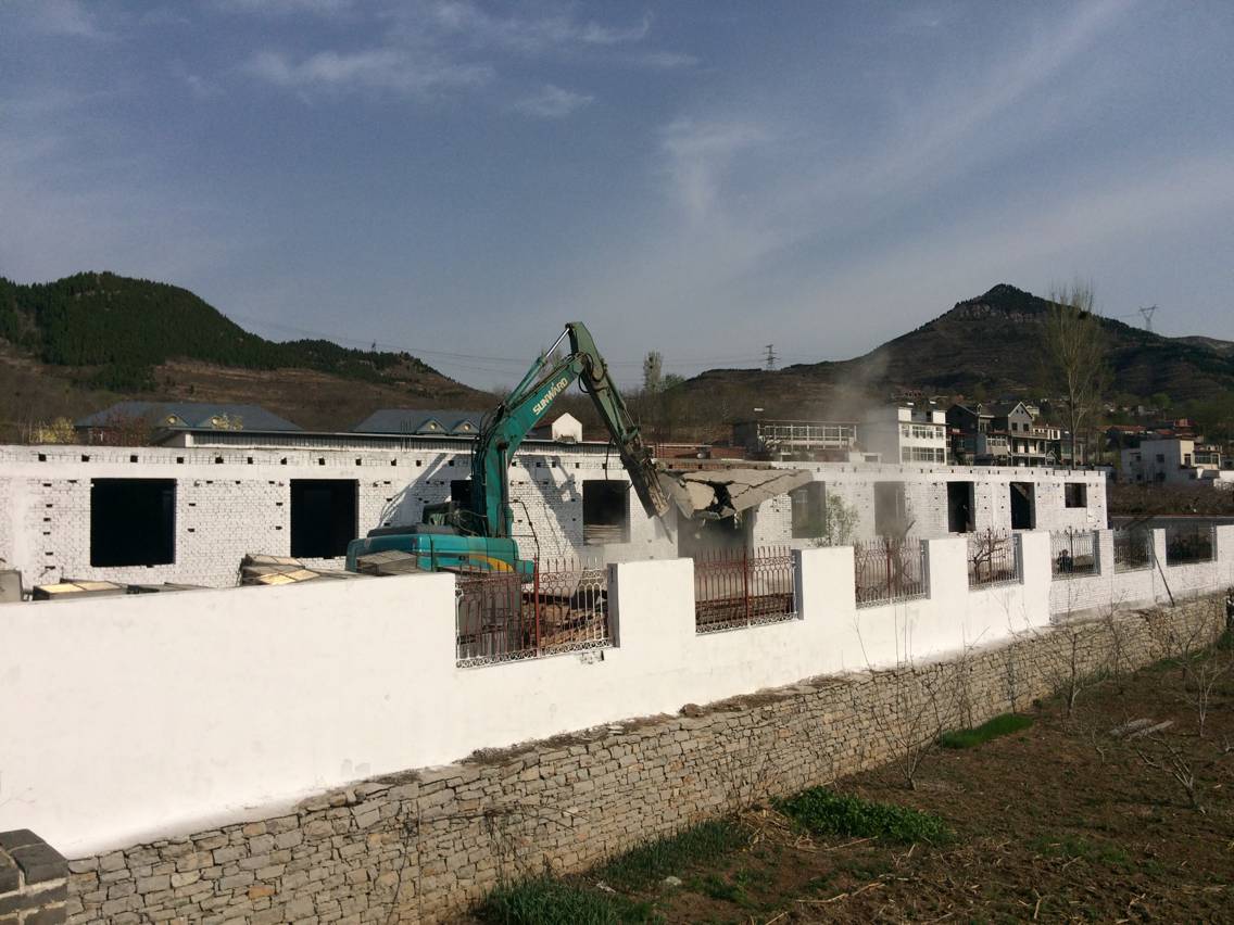 济南南部山区西营镇清水河北侧违建厂房被拆除