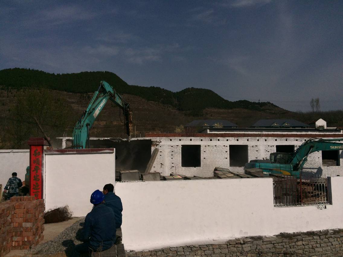 济南南部山区西营镇清水河北侧违建厂房被拆除