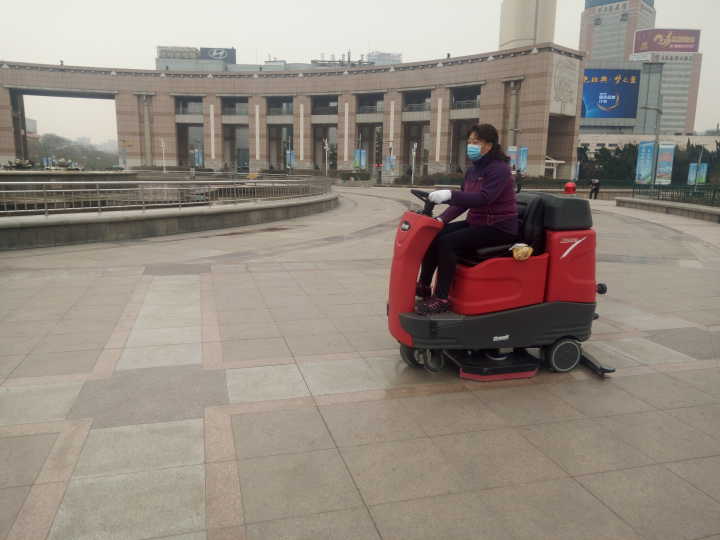 洋气！扫地神器亮相泉城广场