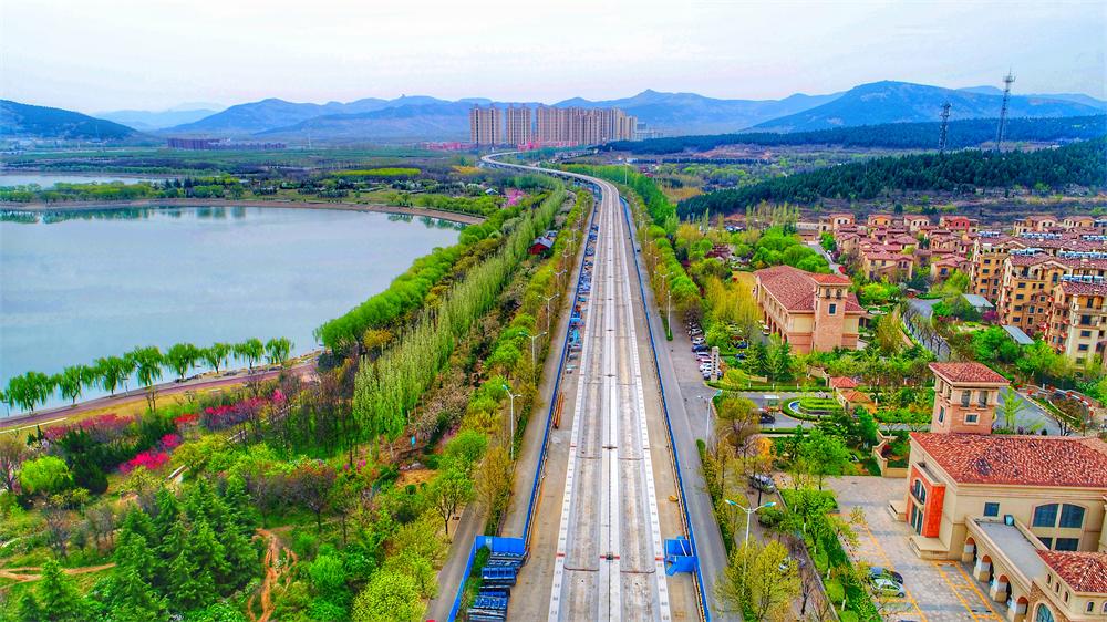 穿越春天的高空“地铁” 济南地铁R1线在春天的画卷中穿行