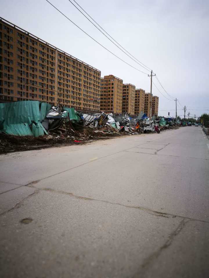 美里湖街道邹庄新村2000余平方米临建拆除