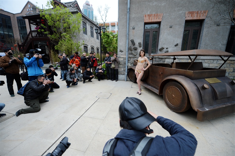 济南经四路老商埠上演现代时尚秀