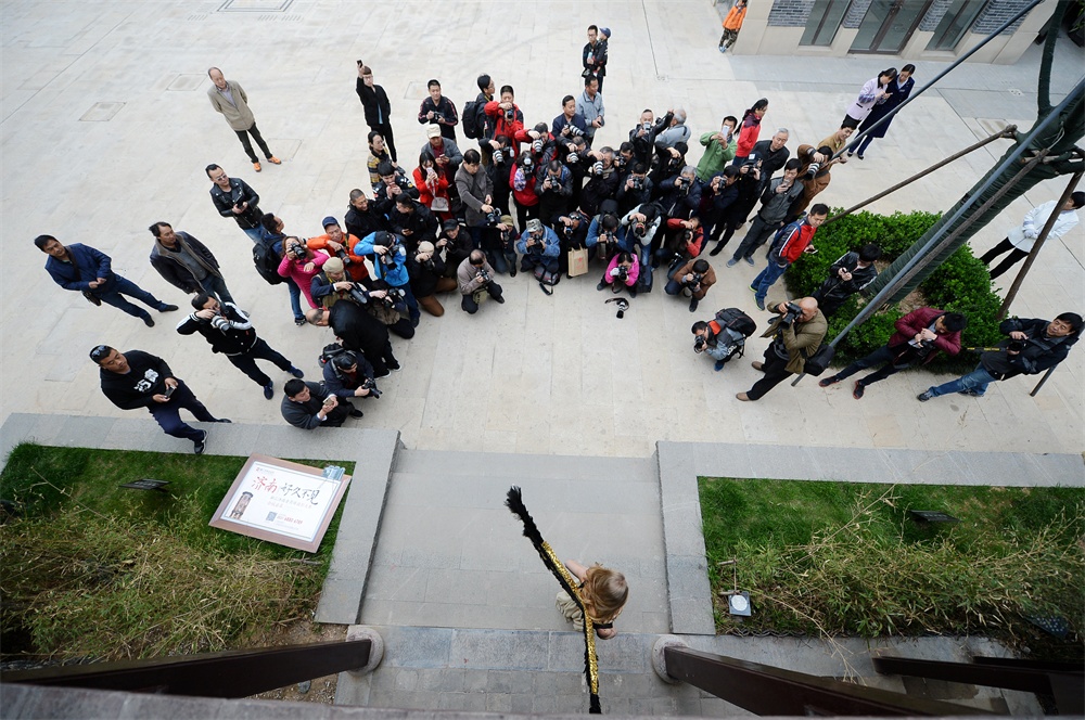 济南经四路老商埠上演现代时尚秀