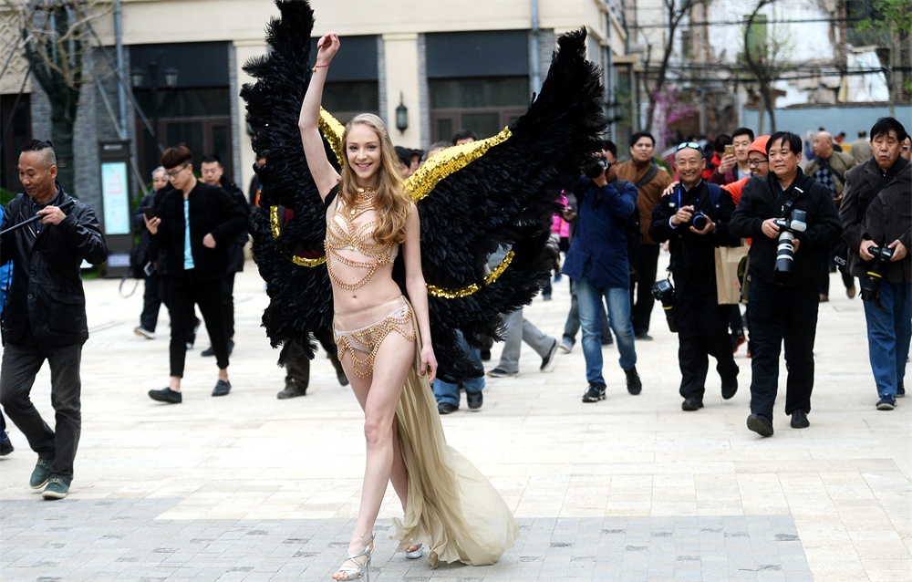 济南经四路老商埠上演现代时尚秀