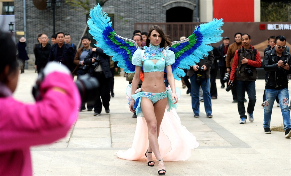 济南经四路老商埠上演现代时尚秀