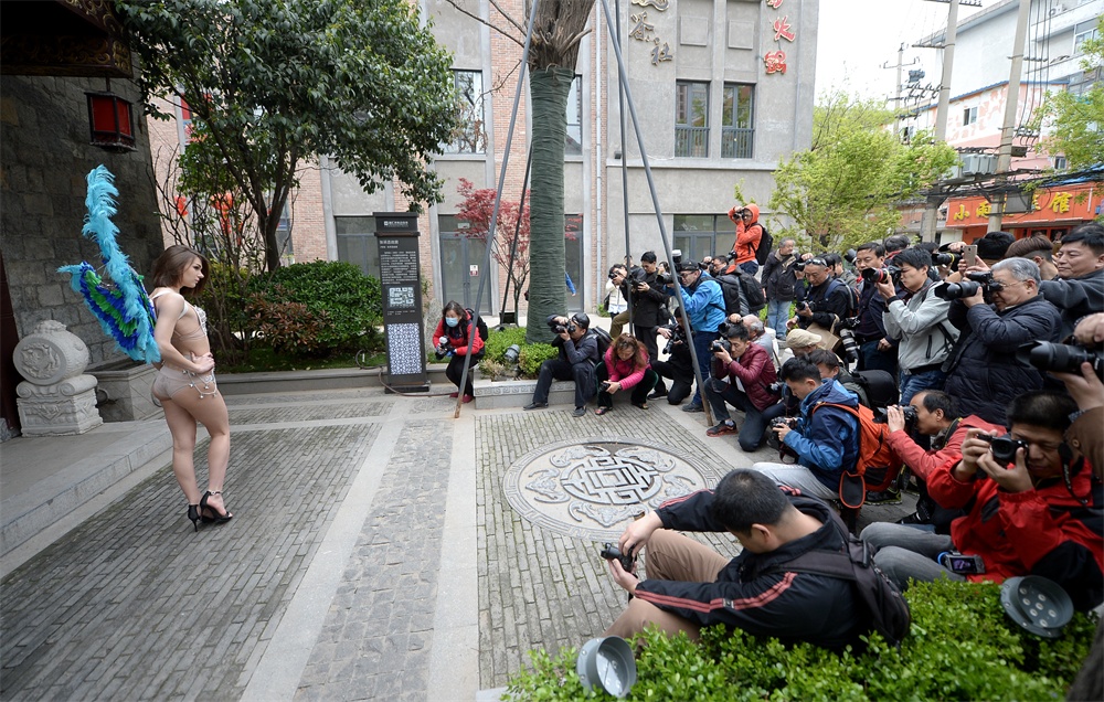 济南经四路老商埠上演现代时尚秀