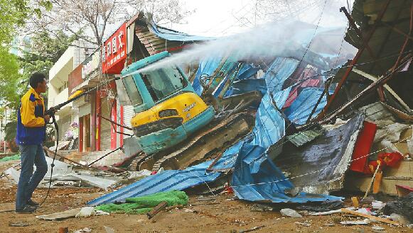 省实验中学东侧12间门头房被拆 闲置空地垃圾堆一并清理