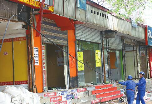 省实验中学东侧12间门头房被拆 闲置空地垃圾堆一并清理