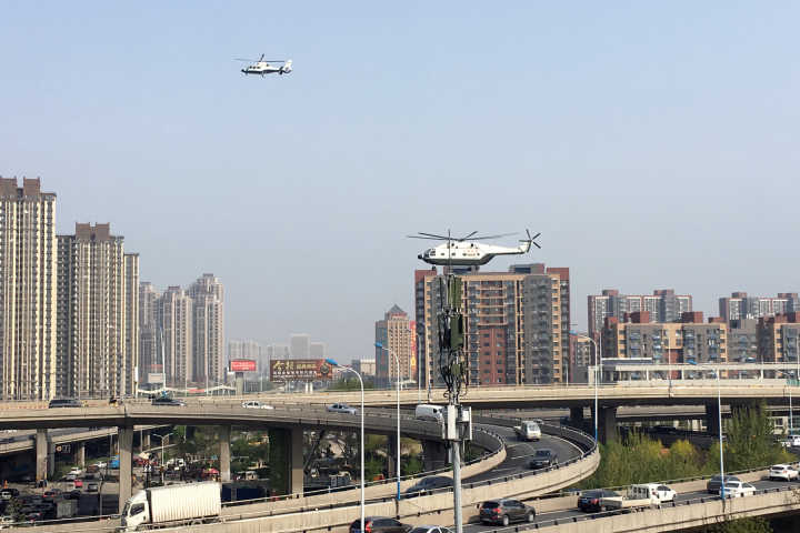济南全福立交桥上方惊现直升机