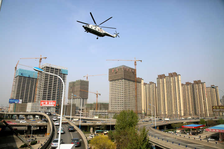 济南全福立交桥上方惊现直升机