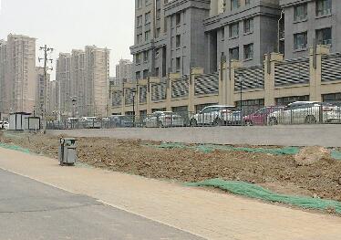奥林逸城南侧建筑垃圾堆 龙奥北路附近扬尘严重等现象
