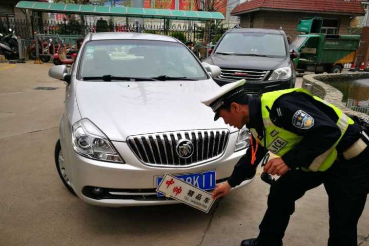 济南一私家车用广告牌遮车牌被交警查获 司机竟称不知情